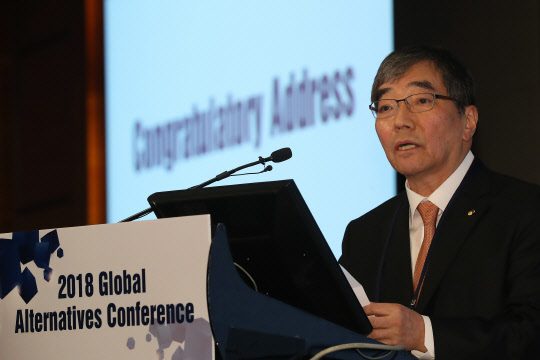 3일 서울 여의도 콘래드호텔에서 열린 연합인포맥스 '2018 글로벌 대체투자 콘퍼런스'에서 윤석헌 금융감독원장이 축사를 하고 있다. 연합뉴스